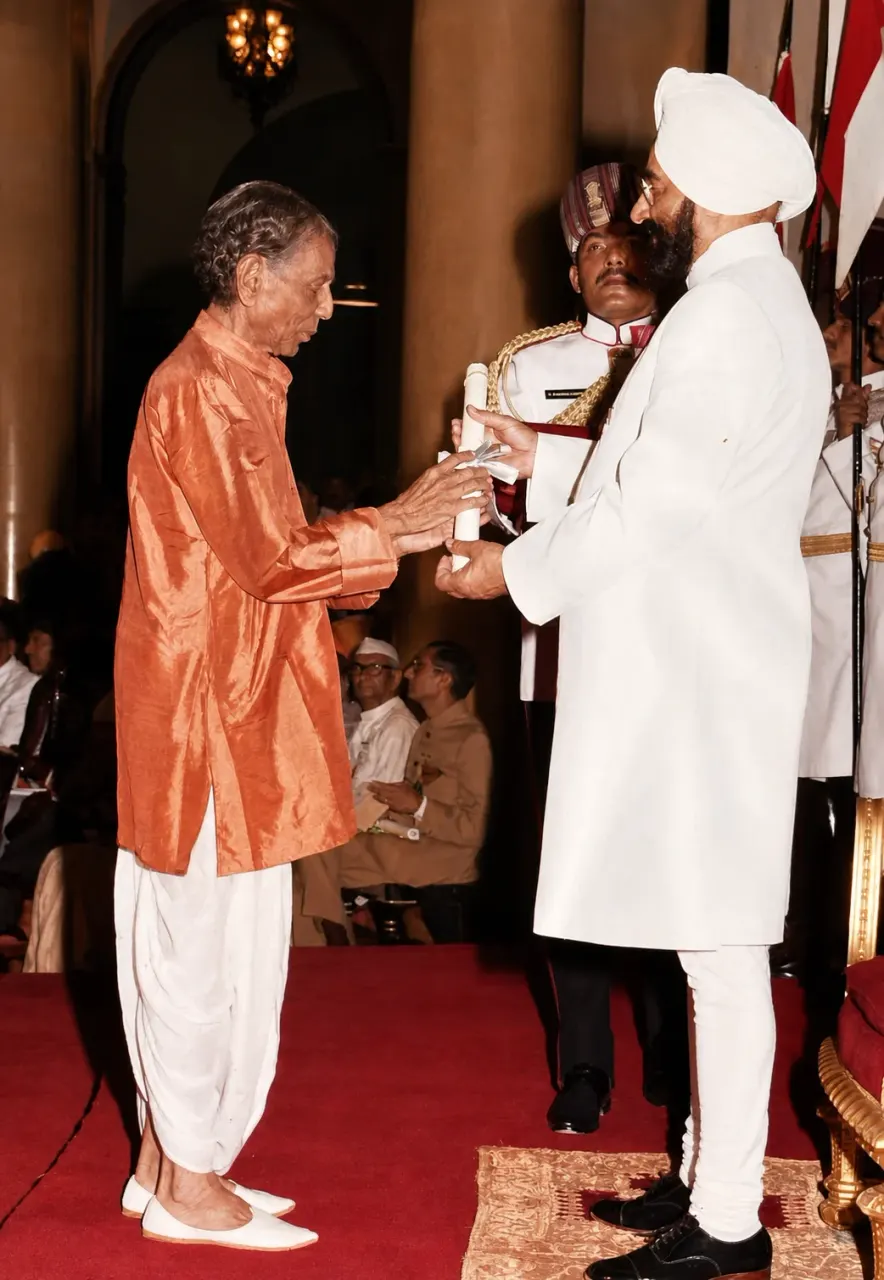 Shri Ram Gopal Vijayvargiya receiving Padma Shri from the President of India, 1984
